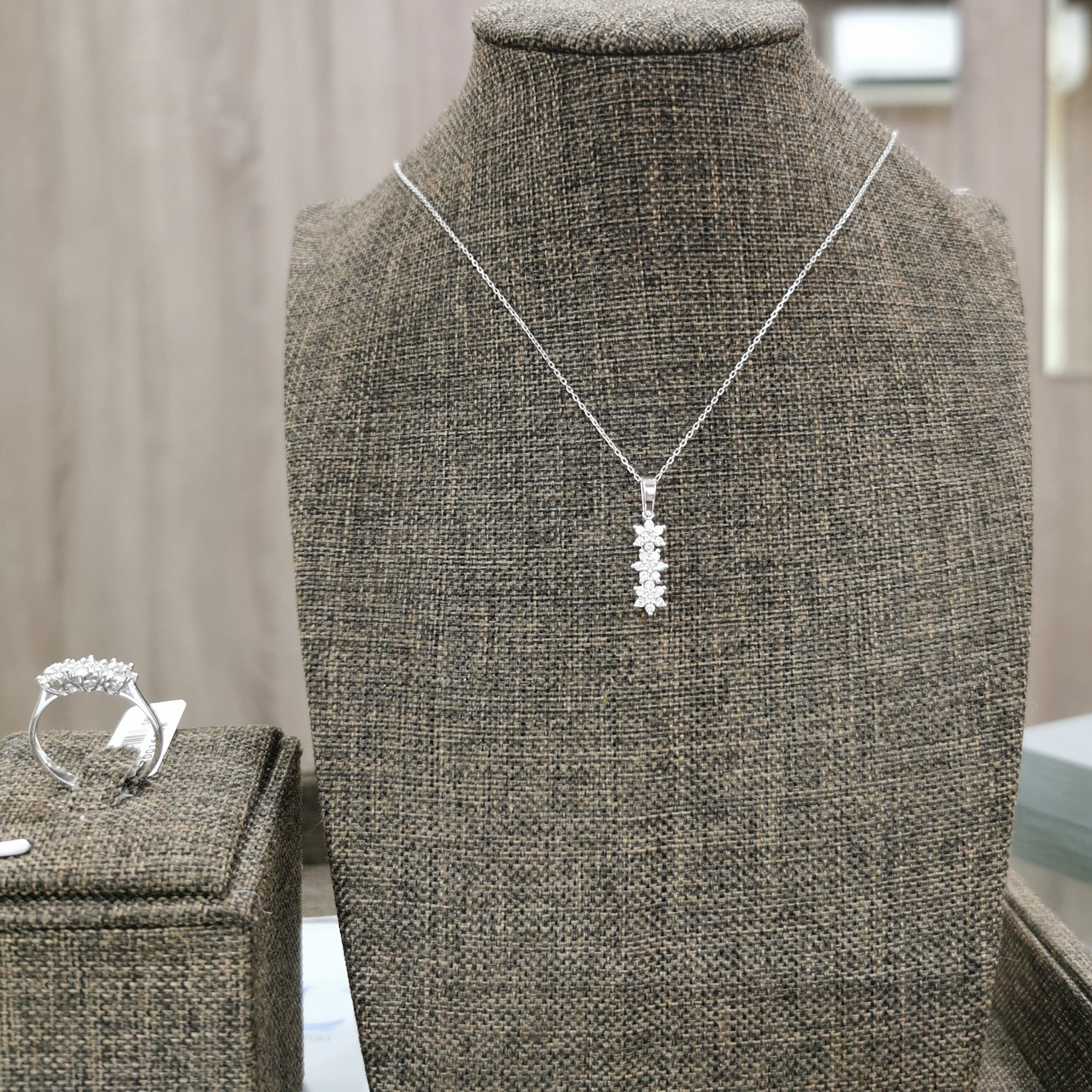 Висулка бяло злато с диаманти 0.28 карата